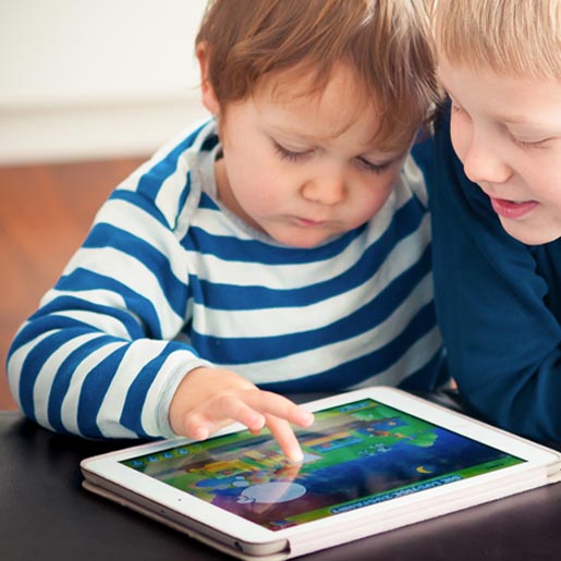 Zwei Kinder spielen am Tablet.